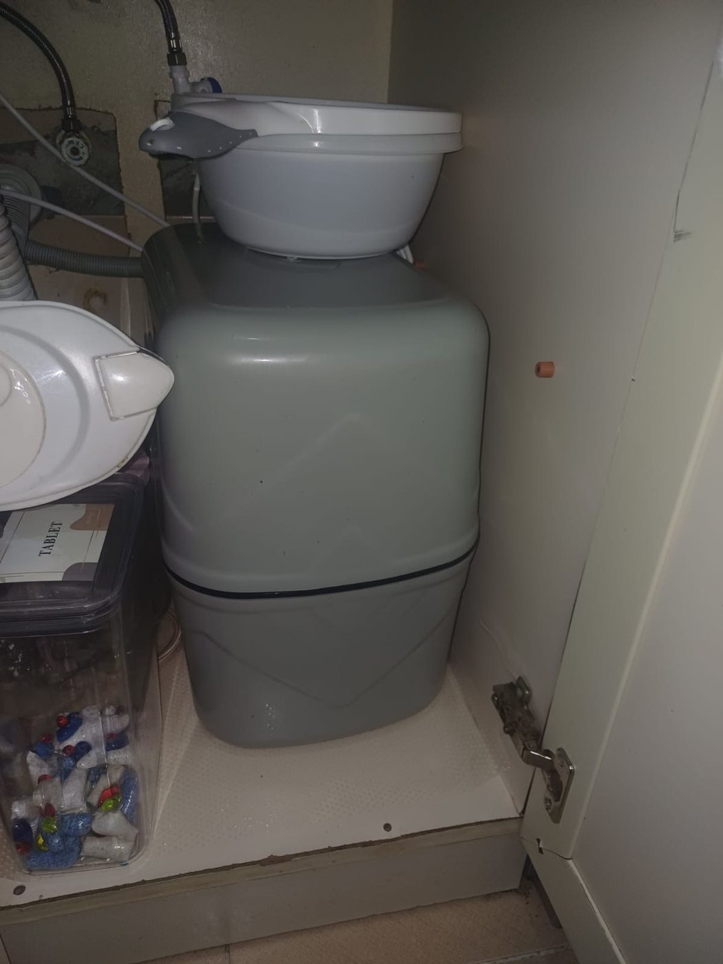 Dolap içine yerleştirilmiş kabin tipi su yumuşatma cihazı